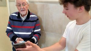 Kirchen und Seniorennetzwerke in Sülz und Klettenberg fördern den Internetzugang für ältere Menschen